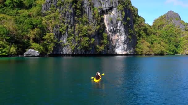 Couple Doing Kayak Middle Big Lagoon Nido Philippines Perfect Leisure — 图库视频影像