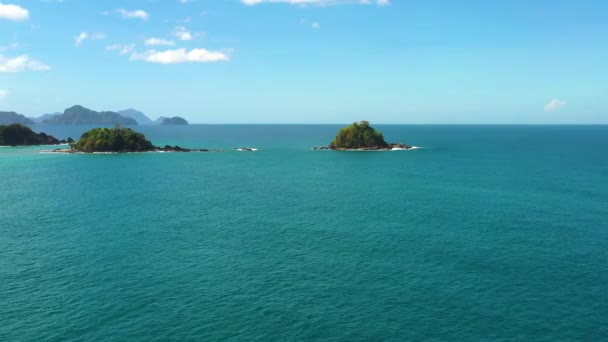 フィリピンのエルニド島の美しい小さな島の空中ビュー 水平線を越えて南シナ海の唯一の水と楽園の風景 — ストック動画