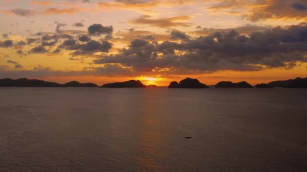 Isla Nido Filipinas Bajo Una Puesta Sol Naranja Paisaje Paradisíaco — Vídeo de stock