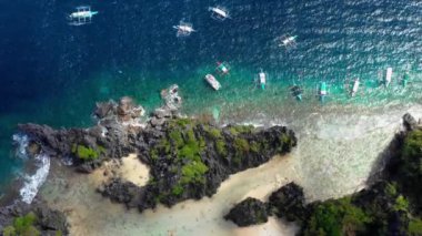 Filipinler, El Nido 'daki Gizli Göl' ün ortasındaki tekneler. Seyahat ve cennet için mükemmel bir tatil. Güneşin altındaki yaz tatili. 4K dronlu hava manzaralı.