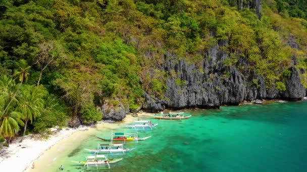 필리핀의 엘니도 해변에 보트입니다 모래와 야자나무 근처에 청록색이며 휴가에 활동에 — 비디오