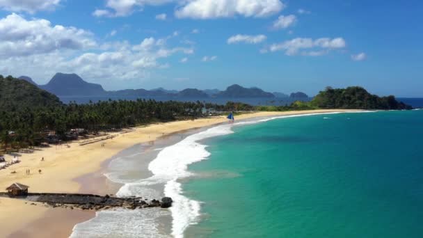 Personas Playa Con Arena Blanca Nido Filipinas Podemos Ver Montañas — Vídeo de stock