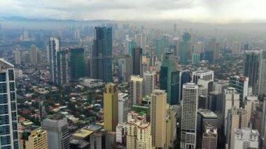 Manila Skyline, Filipinlerin başkenti. Şehrin binalarının güzel manzarası güneşlenir - panorama ve hava manzarası bir drone ile