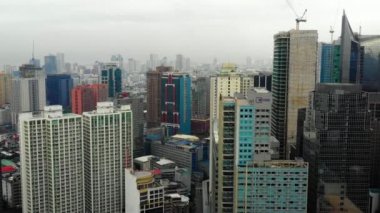 Filipinler 'deki Manila şehrinin havadan görünüşü. Şehir gün ışığında sisle kaplıdır. Ufkun her tarafında binalar görebiliyoruz.