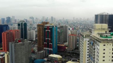 Filipinler 'deki Manila şehrinin havadan görünüşü. Şehir gün ışığında sisle kaplıdır. Ufkun her tarafında binalar görebiliyoruz.