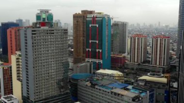 Filipinler 'deki Manila şehrinin havadan görünüşü. Şehir gün ışığında sisle kaplıdır. Ufkun her tarafında binalar görebiliyoruz.