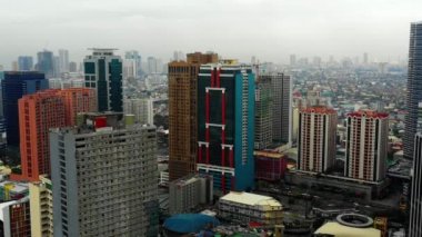 Filipinler 'deki Manila şehrinin havadan görünüşü. Şehir gün ışığında sisle kaplıdır. Ufkun her tarafında binalar görebiliyoruz.