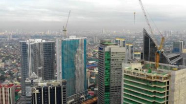 Filipinler 'in başkenti Manila' daki binalar. Şehrin iş merkezinin güzel manzarası. İnsansız hava aracı ile hava manzarası.