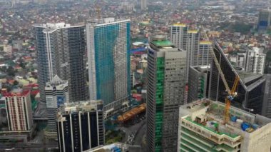 Filipinler 'in başkenti Manila' daki binalar. Şehrin iş merkezinin güzel manzarası. İnsansız hava aracı ile hava manzarası.