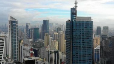 Filipinler 'deki Manila şehrinin havadan görünüşü. Şehir gün ışığında sis ve kirlilikle kaplıdır. Ufkun her tarafında binalar görebiliyoruz.