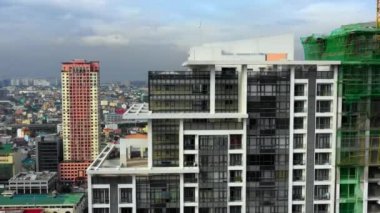 Filipinler 'in Manila şehrindeki yerleşim yerlerinin yakın çekimleri. Birçok dairenin pencerelerini görebiliyoruz. İnsansız hava aracı ile hava manzarası.