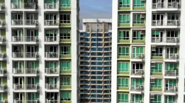 Filipinler 'in Manila şehrindeki yerleşim yerlerinin yakın çekimleri. Birçok dairenin pencerelerini görebiliyoruz. İnsansız hava aracı ile hava manzarası.