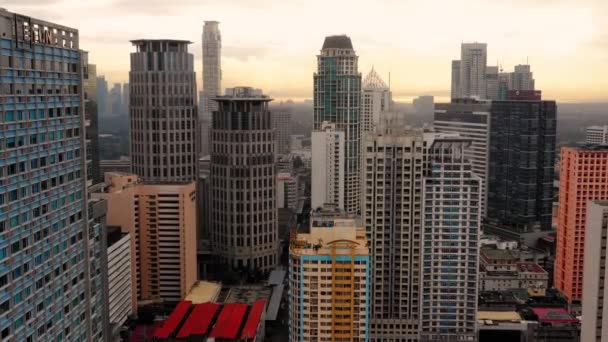 オレンジ色の夕日の下でマニラのスカイライン フィリピンの美しい首都は 空中で霧に覆われていました 水平線の向こうに街の建物しか見えない — ストック動画