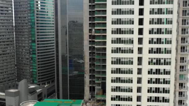フィリピンのマニラ市内に建築 高層ビルの住宅やビジネスビル ドローン付きの航空ビュー — ストック動画