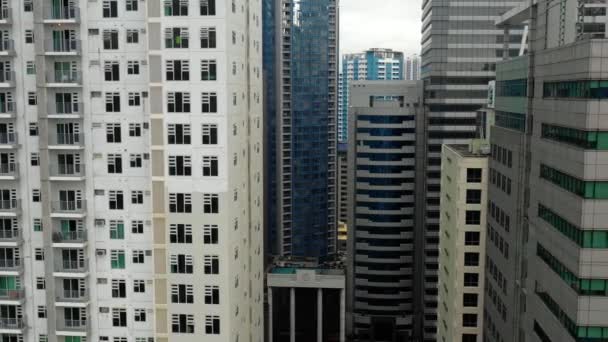 フィリピンのマニラ市内に建築 高層ビルの住宅やビジネスビル ドローン付きの航空ビュー — ストック動画