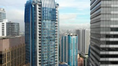 Filipinler 'in başkenti Manila' daki binalar arasında insansız hava aracı uçuyor. Her yerde bürokrasi ve konut binaları var. Hava manzaralı.