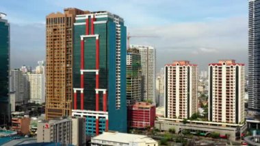 Filipinler 'in Manila şehrinde inşa ediliyor. Gökdelenlerdeki konut ve iş binaları - insansız hava aracı ile hava manzarası