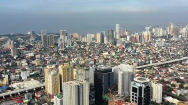 Manila silueti gün ışığında patlamayla kaplı. Hava manzaralı güzel Filipinler başkenti. Ufukta sadece şehrin binalarını görebiliyoruz.