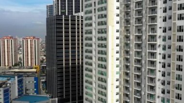 Filipinler 'in Manila şehrinde inşa ediliyor. Gökdelenlerdeki konut ve iş binaları - insansız hava aracı ile hava manzarası