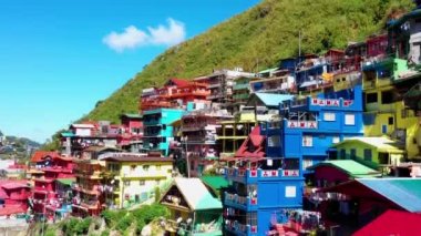 Filipinler, Benguet 'teki La Trinidad kasabasında renkli evler. Renkli çatılarda harika bir manzara, muhteşem bir ladnscape, bir drone 4K ile hava manzarası.