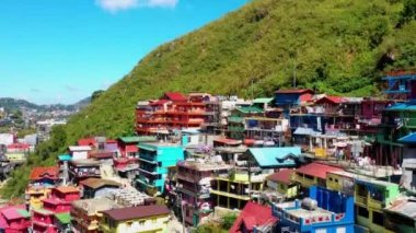 Filipinler, Benguet 'teki La Trinidad kasabasında renkli evler. Renkli çatılarda harika bir manzara, muhteşem bir ladnscape, bir drone 4K ile hava manzarası.