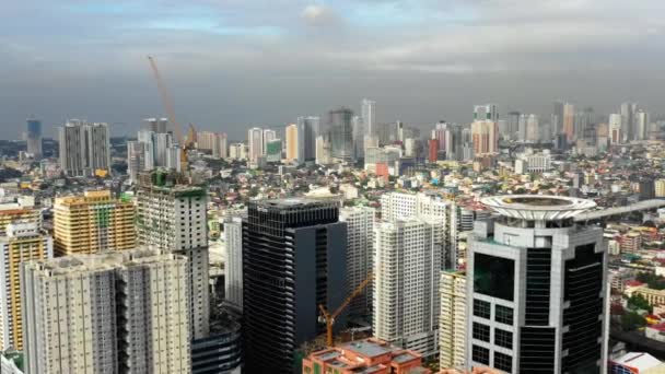 마닐라시는 안개와 오염으로 있습니다 하늘을 날면서 드론으로 도시를 아름다운 — 비디오