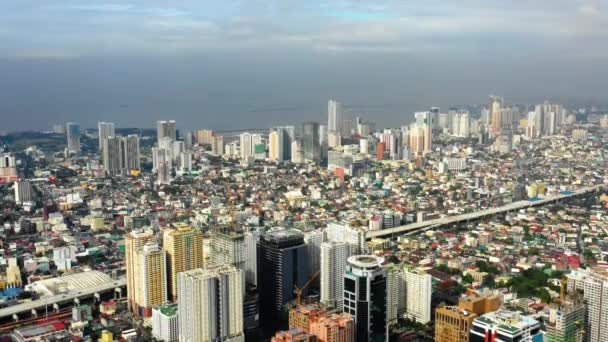 Una Grande Città Con Grattacieli Coperti Nebbia Inquinamento Bellissimo Panorama — Video Stock