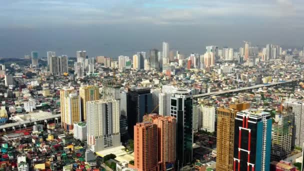 一座被大雾和污染覆盖的摩天大楼的大城市 在日光鸟瞰下 用无人驾驶飞机俯瞰城市的美丽全景 — 图库视频影像