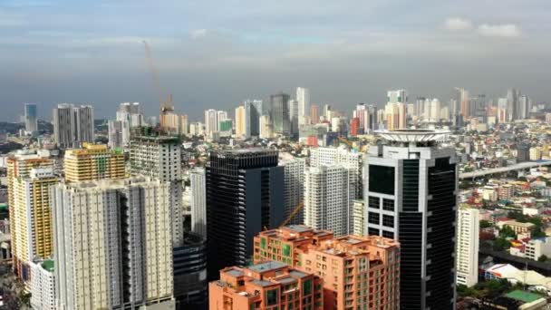 Egy Nagyváros Köddel Szennyezéssel Borított Felhőkarcolókkal Gyönyörű Panoráma Buidings City — Stock videók