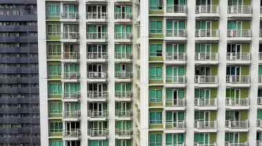 Filipinler 'in Manila şehrindeki yerleşim yerlerinin yakın çekimleri. Birçok dairenin pencerelerini görebiliyoruz. İnsansız hava aracı ile hava manzarası.