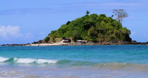 波が来て エルニド フィリピンの白い砂の上に行く 背景にヤシの木が茂る小さな島を見ることができ 自然の中で夏の旅行に最適です — ストック動画