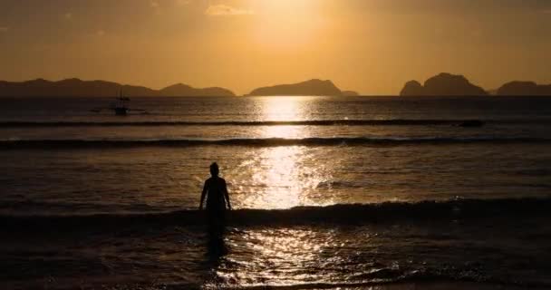 Mulheres Nadam Mar Sob Pôr Sol Laranja Nido Filipinas Podemos — Vídeo de Stock