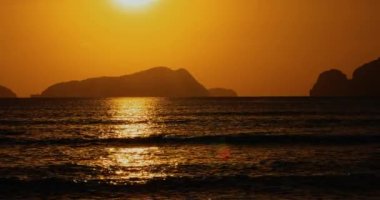 Filipinler 'de El Nido Denizi üzerinde gün batımı. Ufuk boyunca uzanan sadece adaları ve Güney Çin Denizi 'ni olan cennet manzarası. 4K insansız hava aracı ile hava manzarası.