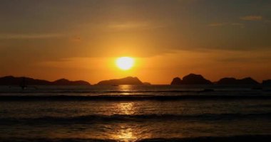 Filipinler 'de El Nido Denizi üzerinde gün batımı. Ufuk boyunca uzanan sadece adaları ve Güney Çin Denizi 'ni olan cennet manzarası. 4K insansız hava aracı ile hava manzarası.