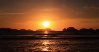 Filipinler 'de El Nido Denizi üzerinde gün batımı. Ufuk boyunca uzanan sadece adaları ve Güney Çin Denizi 'ni olan cennet manzarası. 4K insansız hava aracı ile hava manzarası.