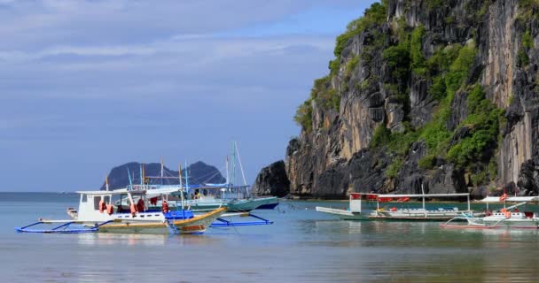 在菲律宾El Nido岛港口附近海域航行的船只 园林景观 非常适合在大自然中进行休闲活动 — 图库视频影像