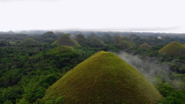 필리핀 보홀에 초콜릿 힐스의 언덕을 가까이 안개로 뒤덮여 지평선 아름다운 — 비디오