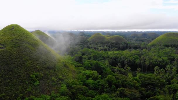 Vista Vicino Una Collina Sulle Chocolate Hills Bohol Ricoperta Nebbia — Video Stock