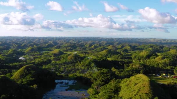 필리핀 보홀의 초콜릿 힐스에 하늘을 배경으로 하늘을 배경으로 아름다운 펼쳐져 — 비디오