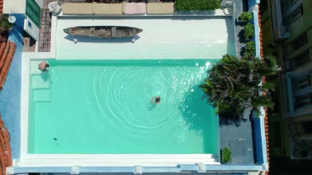 Shot Couple Swimming Pool Rooftop — Videoclip de stoc