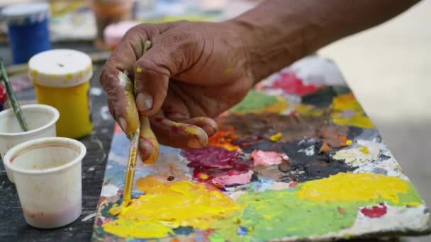 Extreme Close Seup Shot Showing Street Painter Mixing Colors — стоковое видео