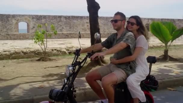 Couple Riding Chopper Motorcycle Exploring Amazing City Cartagena — Stock video