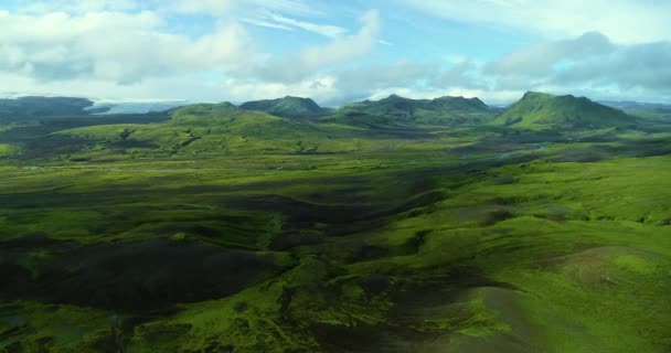 Beautiful Icelandic Green Landscape Bright Sky Drone Shooting Aerial View — ストック動画