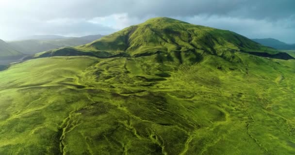 Egy Magas Zöld Gerinc Izlandon Ködös Alatt Közepes Közelről Kilátás — Stock videók