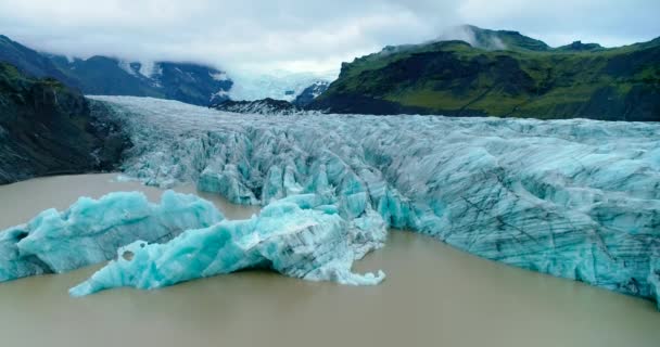 Средний Широкий Снимок Массивной Стены Синего Льда Озера Ледяных Блоков — стоковое видео