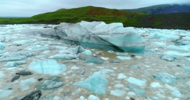 Sebuah Gunung Kecil Tengah Danau Besar Islandia Selatan Gunung Itu — Stok Video