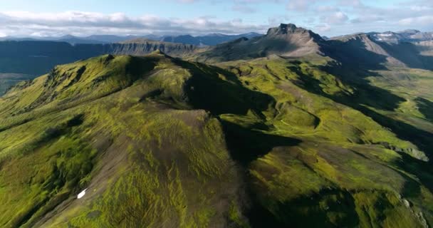 Drone Die Bergachtig Gebied Vliegt Een Luchtfoto Maakt Van Prachtige — Stockvideo