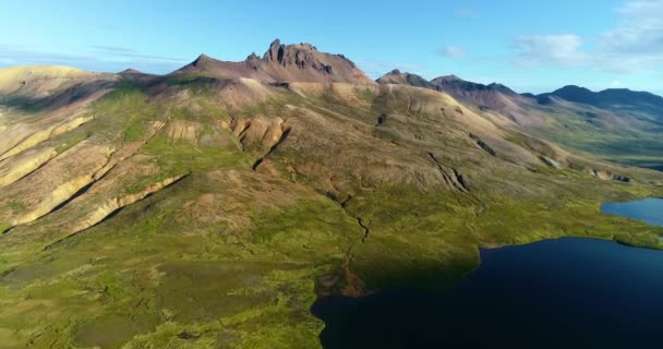 Stor Turkos Sjö Som Reflekterar Färgen Den Klara Himlen Vid — Stockvideo