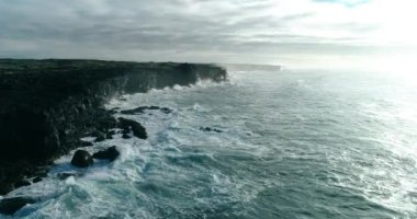 İzlanda 'daki panoramik manzara dağlık arazi ve eteklerdeki göl. Panoramik manzara canlı yeşil tepeler ve tepeler gösteriyor, ve tepeden akan muhteşem suyla küçük bir şelale ve dağ eteklerindeki güzel bir göle dökülüyor..