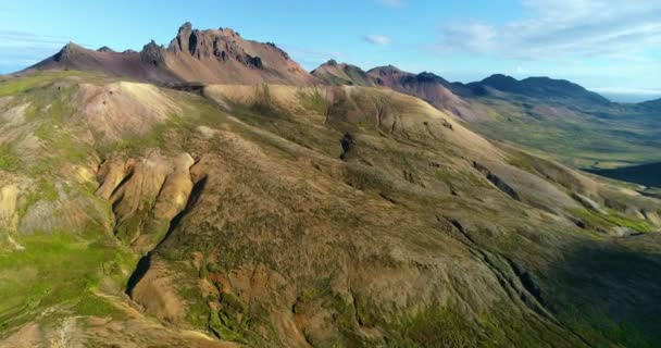 山や尾根のギザギザの山と円錐形のドローンによって撮影された素晴らしいパノラマビューは 休止中の火山の擬似クレーターを形成しました 地形全体は固化したマグマでできている 周囲の湿地帯は苔で覆われている — ストック動画